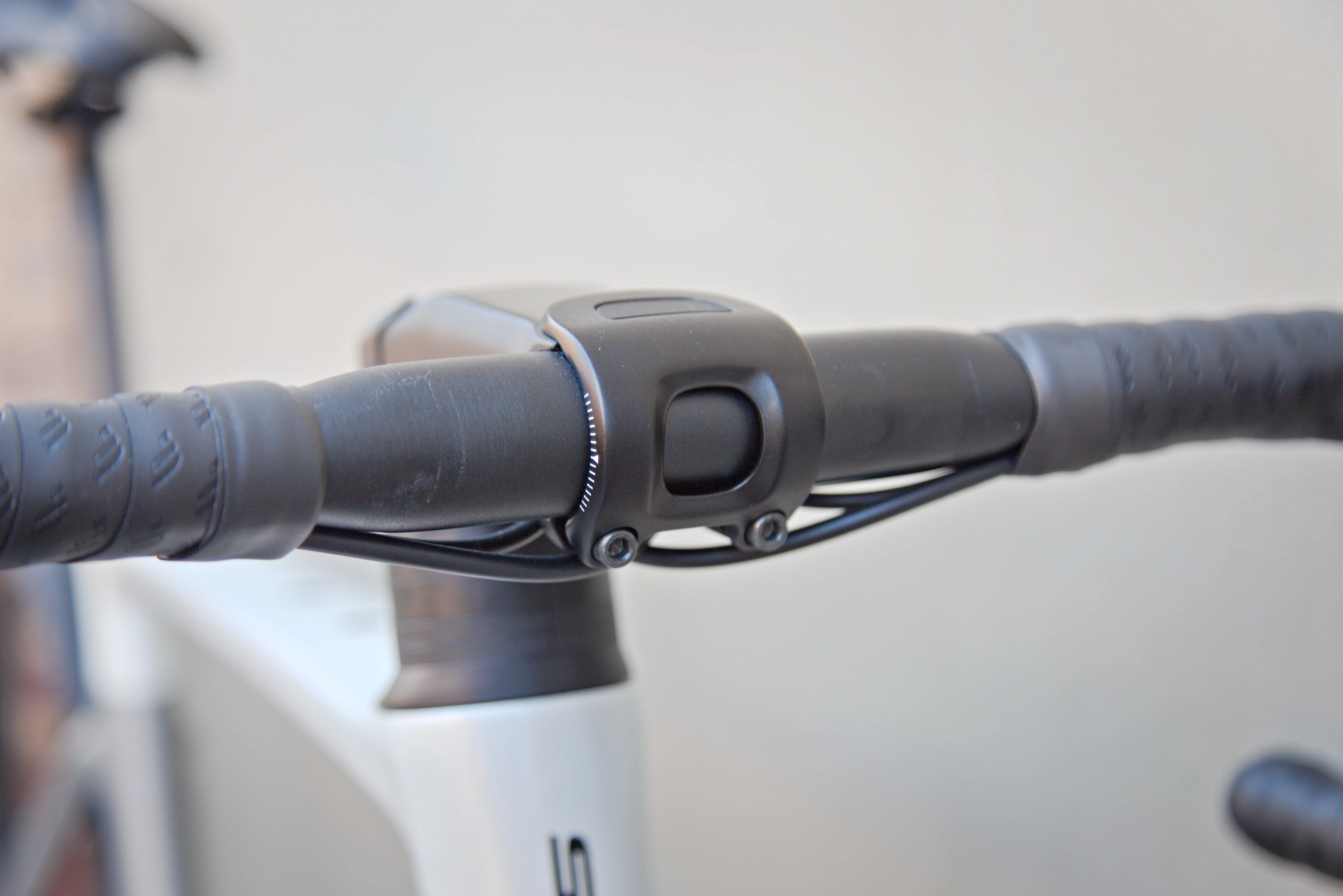 Focus Paralane 8.7 - White & Silver - Image 10