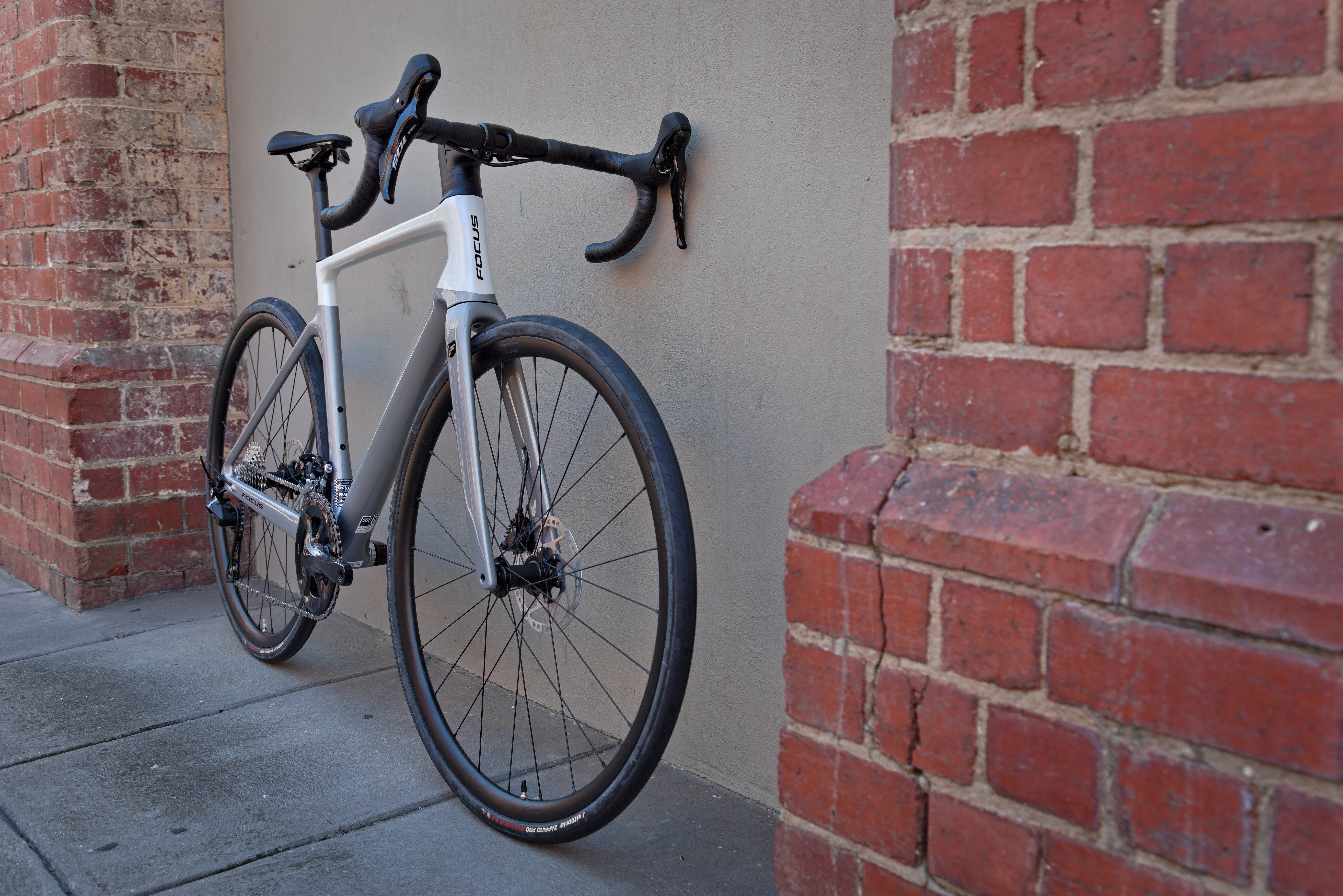 Focus Paralane 8.7 - White & Silver - Image 3