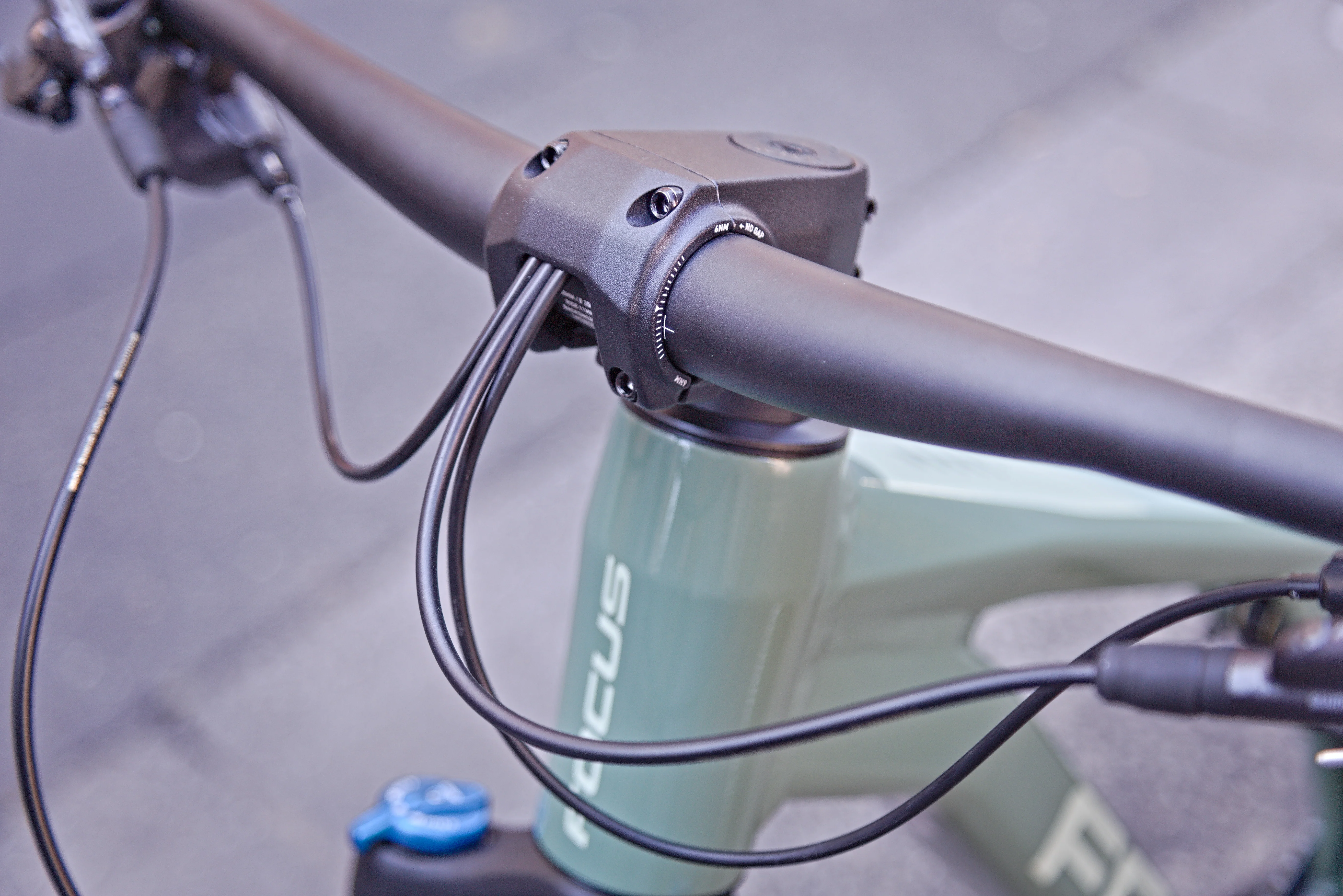 Focus Thron 6.9 Mountain Bike - Mineral Green - Image 4