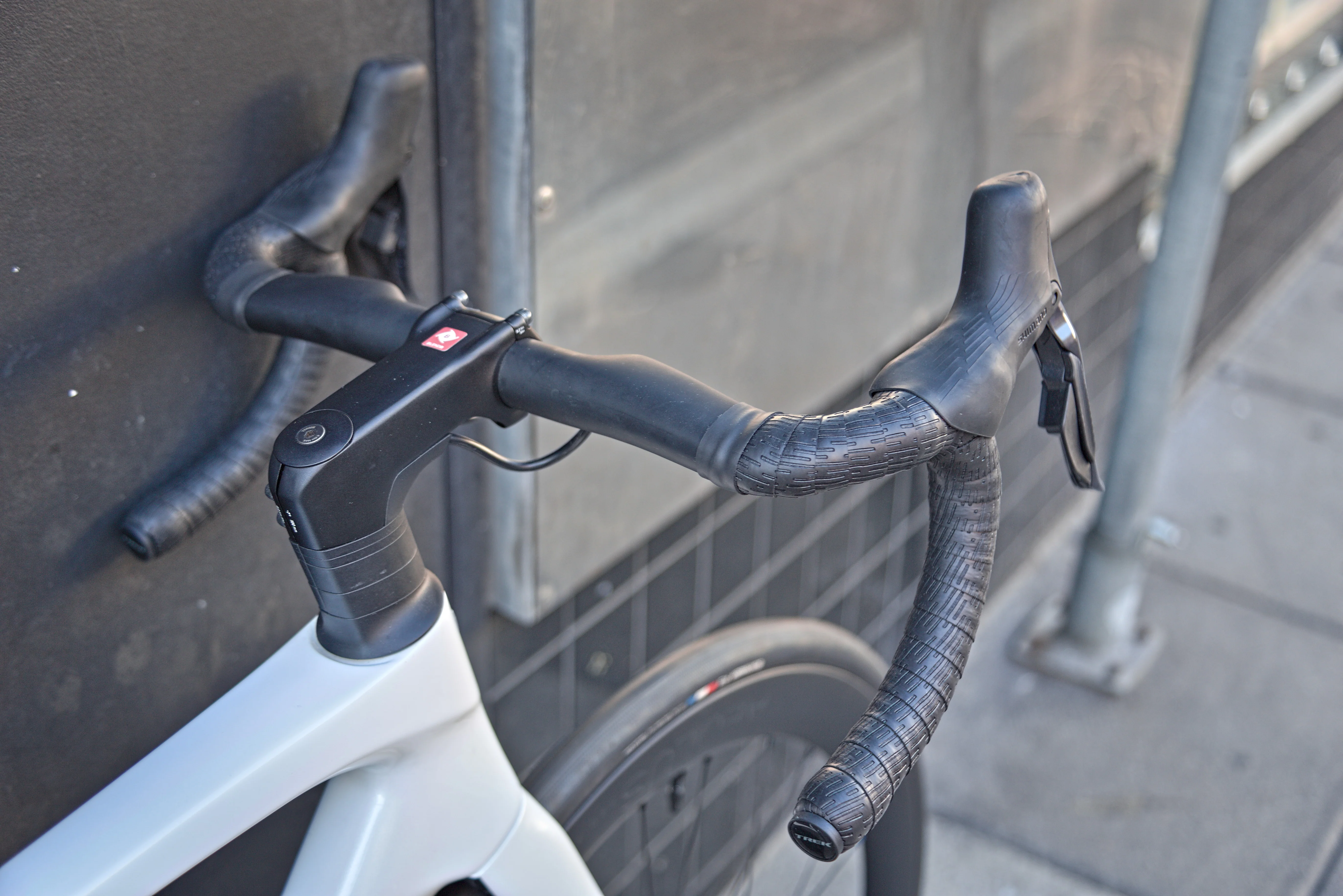 Trek Madone SL 7 Gen 8 - Gloss Crystal White/Matte Deep Smoke - Image 4